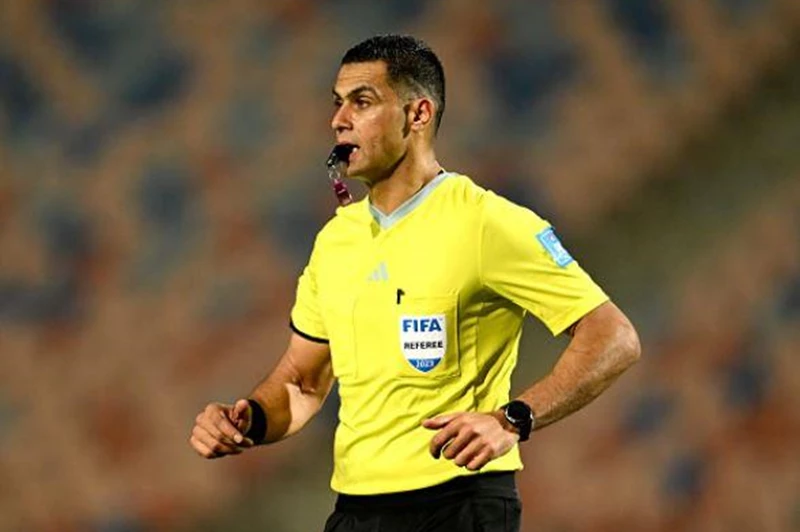 معروف يشرف على إدارة مباراة بيراميدز وسيراميكا في إطار التنافس على لقب الدوري