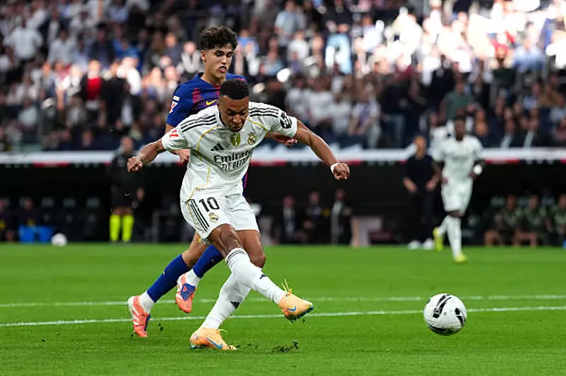 مبابي يسجل هدف ريال مدريد الأول أمام برشلونة